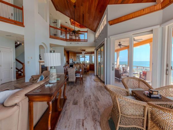 Luxury Beachfront Getaway on Pine Island Sound