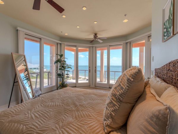 Luxury Beachfront Getaway on Pine Island Sound