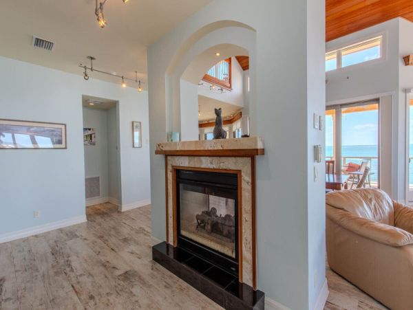 Luxury Beachfront Getaway on Pine Island Sound
