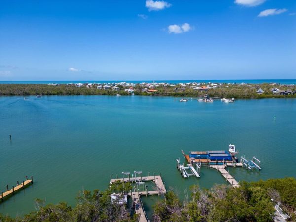 Luxury Beachfront Getaway on Pine Island Sound