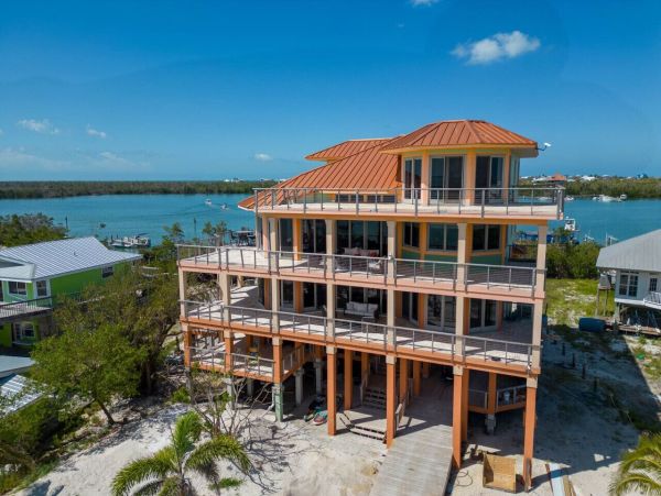 Luxury Beachfront Getaway on Pine Island Sound