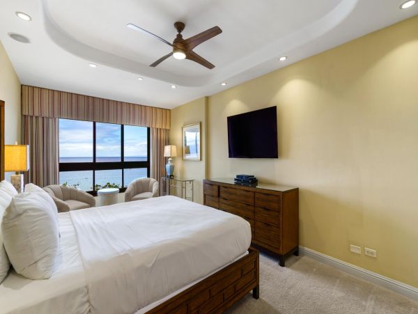 Luxurious Oceanfront Condo in Kaanapali - Two-Bedroom Retreat
