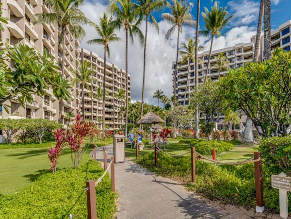 Luxurious Oceanfront Condo in Kaanapali - Two-Bedroom Retreat