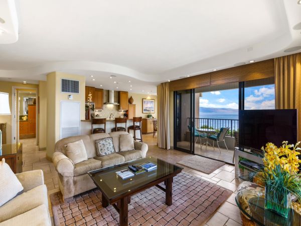 Luxurious Oceanfront Condo in Kaanapali - Two-Bedroom Retreat