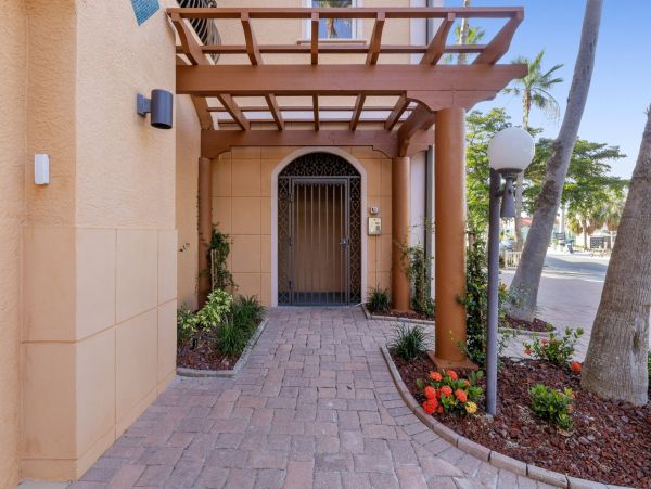 Gulf-Front Luxury Condo in Anna Maria Island