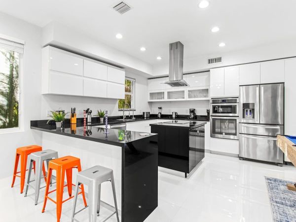 Luxury Modern Home Near Hollywood Beach - 4 Bedrooms, Heated Pool