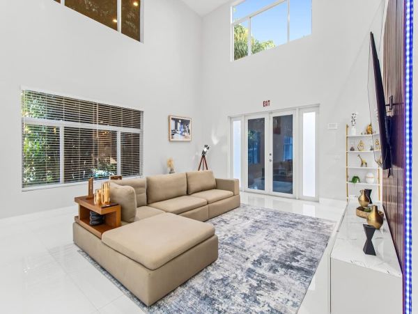 Luxury Modern Home Near Hollywood Beach - 4 Bedrooms, Heated Pool