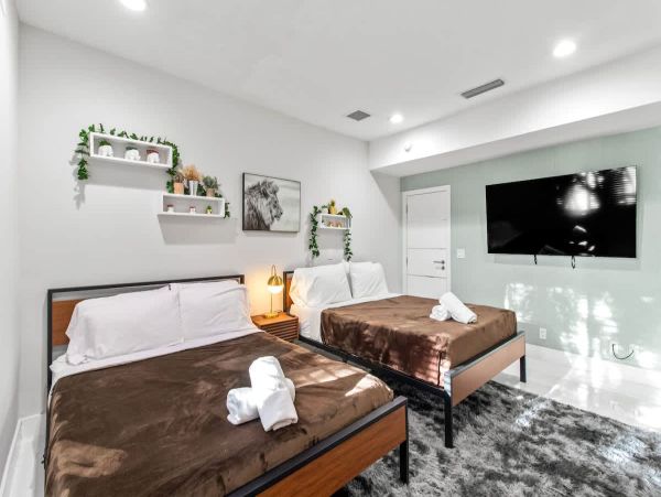 Luxury Modern Home Near Hollywood Beach - 4 Bedrooms, Heated Pool