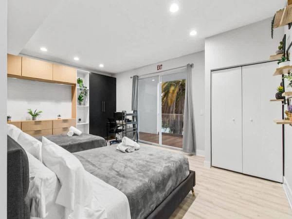 Luxury Modern Home Near Hollywood Beach - 4 Bedrooms, Heated Pool