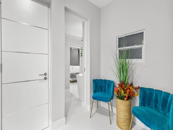 Luxury Modern Home Near Hollywood Beach - 4 Bedrooms, Heated Pool