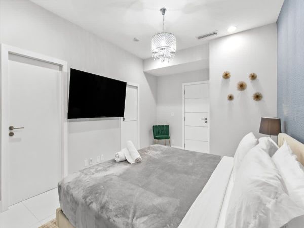 Luxury Modern Home Near Hollywood Beach - 4 Bedrooms, Heated Pool