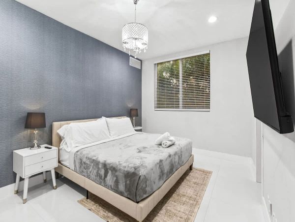 Luxury Modern Home Near Hollywood Beach - 4 Bedrooms, Heated Pool