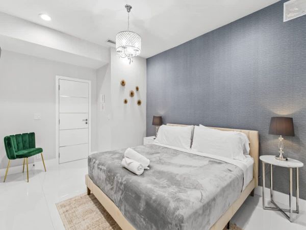 Luxury Modern Home Near Hollywood Beach - 4 Bedrooms, Heated Pool
