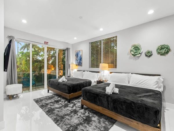 Luxury Modern Home Near Hollywood Beach - 4 Bedrooms, Heated Pool