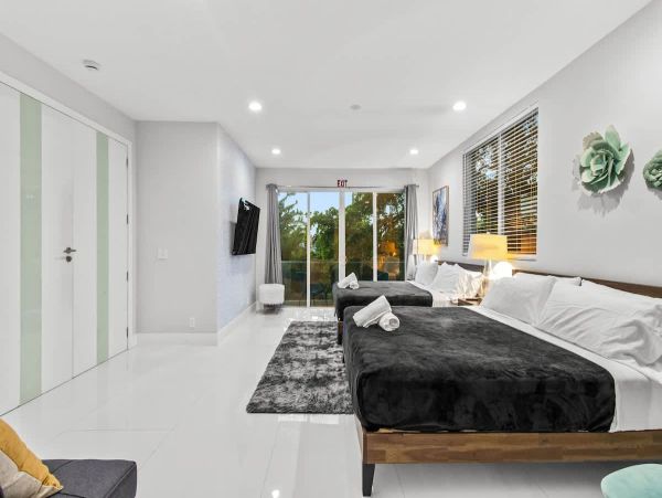 Luxury Modern Home Near Hollywood Beach - 4 Bedrooms, Heated Pool