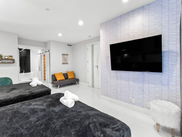 Luxury Modern Home Near Hollywood Beach - 4 Bedrooms, Heated Pool