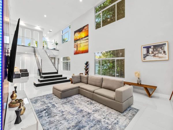 Luxury Modern Home Near Hollywood Beach - 4 Bedrooms, Heated Pool