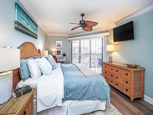 Luxurious Beachfront Condo on Sanibel Island - Ideal Family Retreat