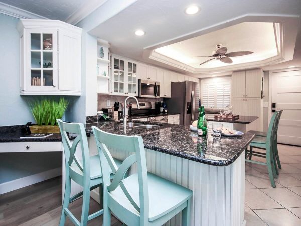 Luxurious Beachfront Condo on Sanibel Island - Ideal Family Retreat
