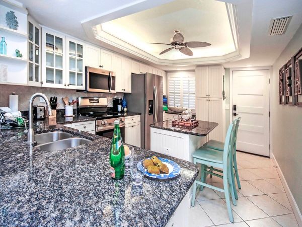 Luxurious Beachfront Condo on Sanibel Island - Ideal Family Retreat