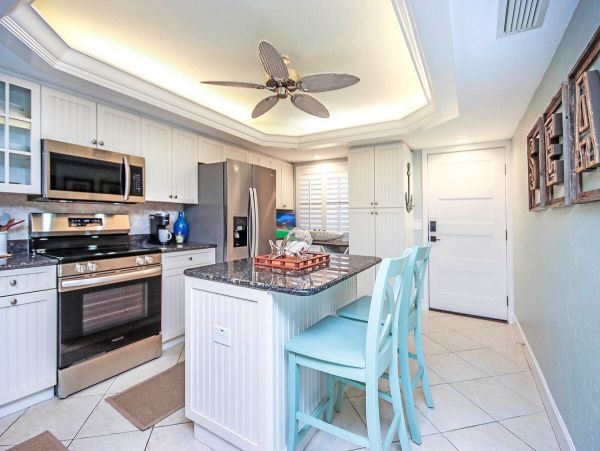 Luxurious Beachfront Condo on Sanibel Island - Ideal Family Retreat