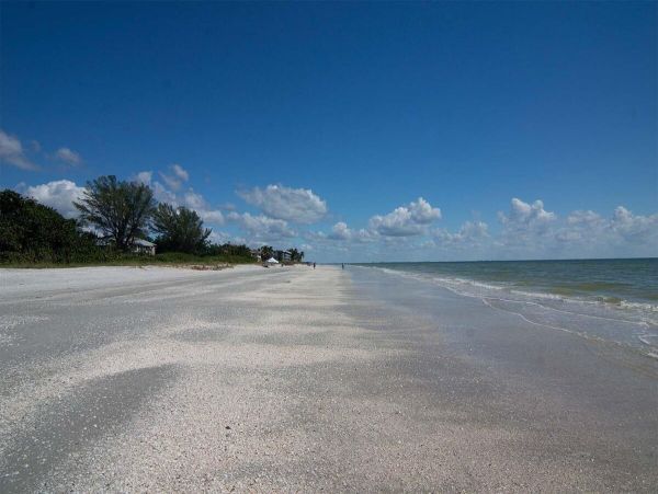 Luxurious Beachfront Condo on Sanibel Island - Ideal Family Retreat