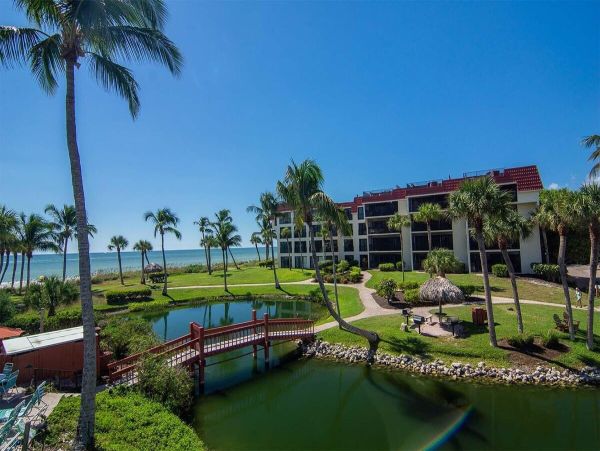 Luxurious Beachfront Condo on Sanibel Island - Ideal Family Retreat