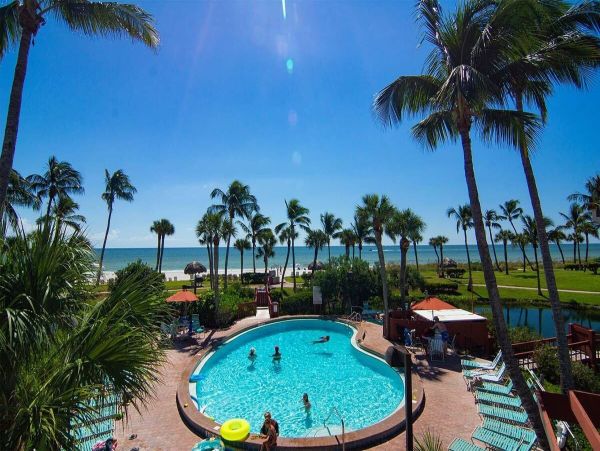 Luxurious Beachfront Condo on Sanibel Island - Ideal Family Retreat