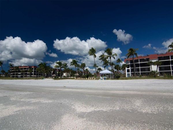 Luxurious Beachfront Condo on Sanibel Island - Ideal Family Retreat