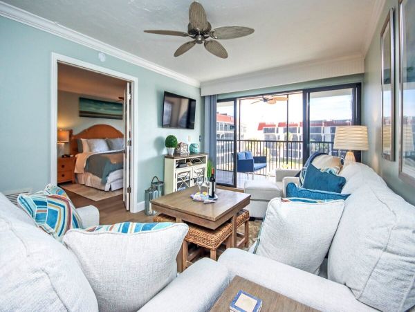 Luxurious Beachfront Condo on Sanibel Island - Ideal Family Retreat