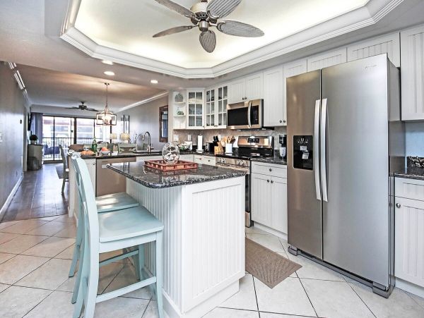Luxurious Beachfront Condo on Sanibel Island - Ideal Family Retreat