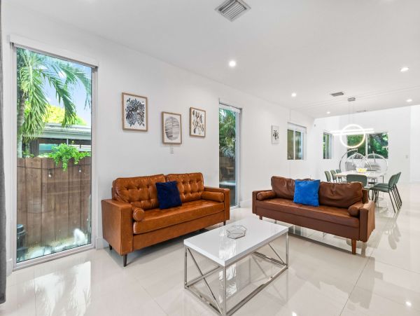Luxury Hollywood Beach Paradise - 4 Bedroom Coastal Retreat with Pool