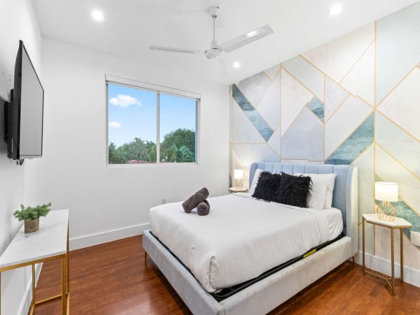 Luxury Hollywood Beach Paradise - 4 Bedroom Coastal Retreat with Pool