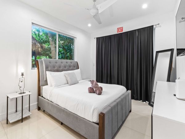 Luxury Hollywood Beach Paradise - 4 Bedroom Coastal Retreat with Pool