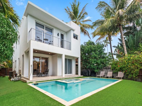 Luxury Hollywood Beach Paradise - 4 Bedroom Coastal Retreat with Pool