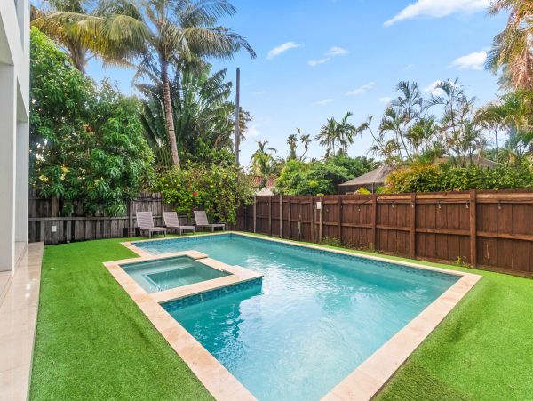 Luxury Hollywood Beach Paradise - 4 Bedroom Coastal Retreat with Pool