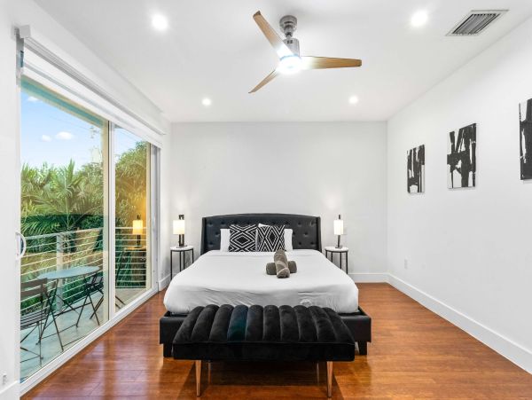 Luxury Hollywood Beach Paradise - 4 Bedroom Coastal Retreat with Pool