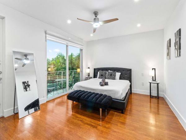 Luxury Hollywood Beach Paradise - 4 Bedroom Coastal Retreat with Pool