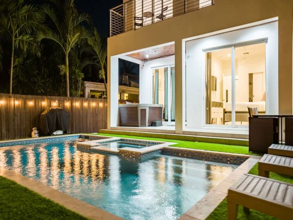 Luxury Hollywood Beach Paradise - 4 Bedroom Coastal Retreat with Pool
