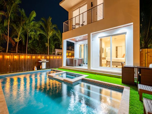 Luxury Hollywood Beach Paradise - 4 Bedroom Coastal Retreat with Pool