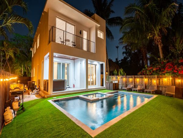 Luxury Hollywood Beach Paradise - 4 Bedroom Coastal Retreat with Pool