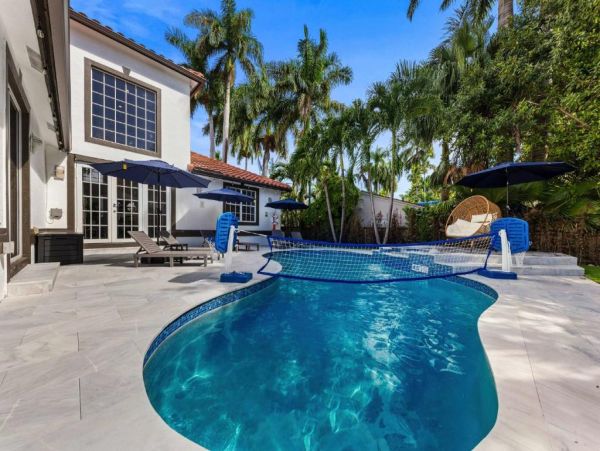 Luxury 4 Bedroom Hollywood Florida Vacation Rental with Private Heated Pool