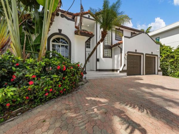 Luxury 4 Bedroom Hollywood Florida Vacation Rental with Private Heated Pool