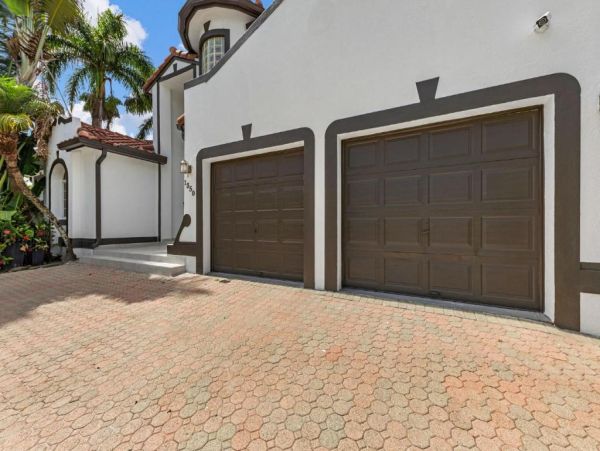 Luxury 4 Bedroom Hollywood Florida Vacation Rental with Private Heated Pool