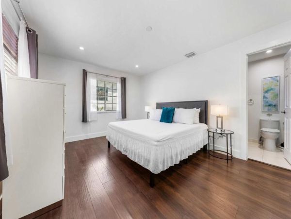 Luxury 4 Bedroom Hollywood Florida Vacation Rental with Private Heated Pool
