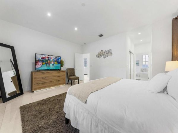 Luxury 4 Bedroom Hollywood Florida Vacation Rental with Private Heated Pool