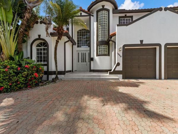 Luxury 4 Bedroom Hollywood Florida Vacation Rental with Private Heated Pool