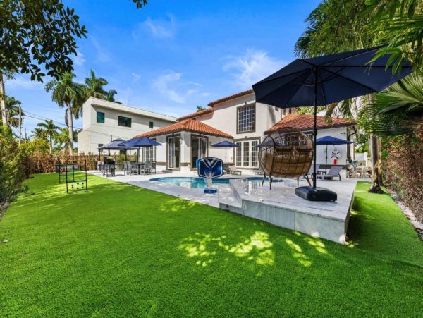 Luxury 4 Bedroom Hollywood Florida Vacation Rental with Private Heated Pool