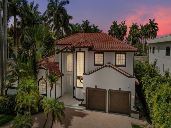 Luxury 4 Bedroom Hollywood Florida Vacation Rental with Private Heated Pool
