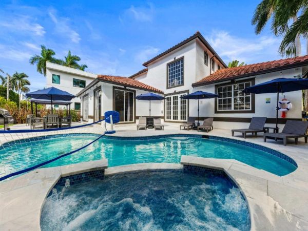 Luxury 4 Bedroom Hollywood Florida Vacation Rental with Private Heated Pool